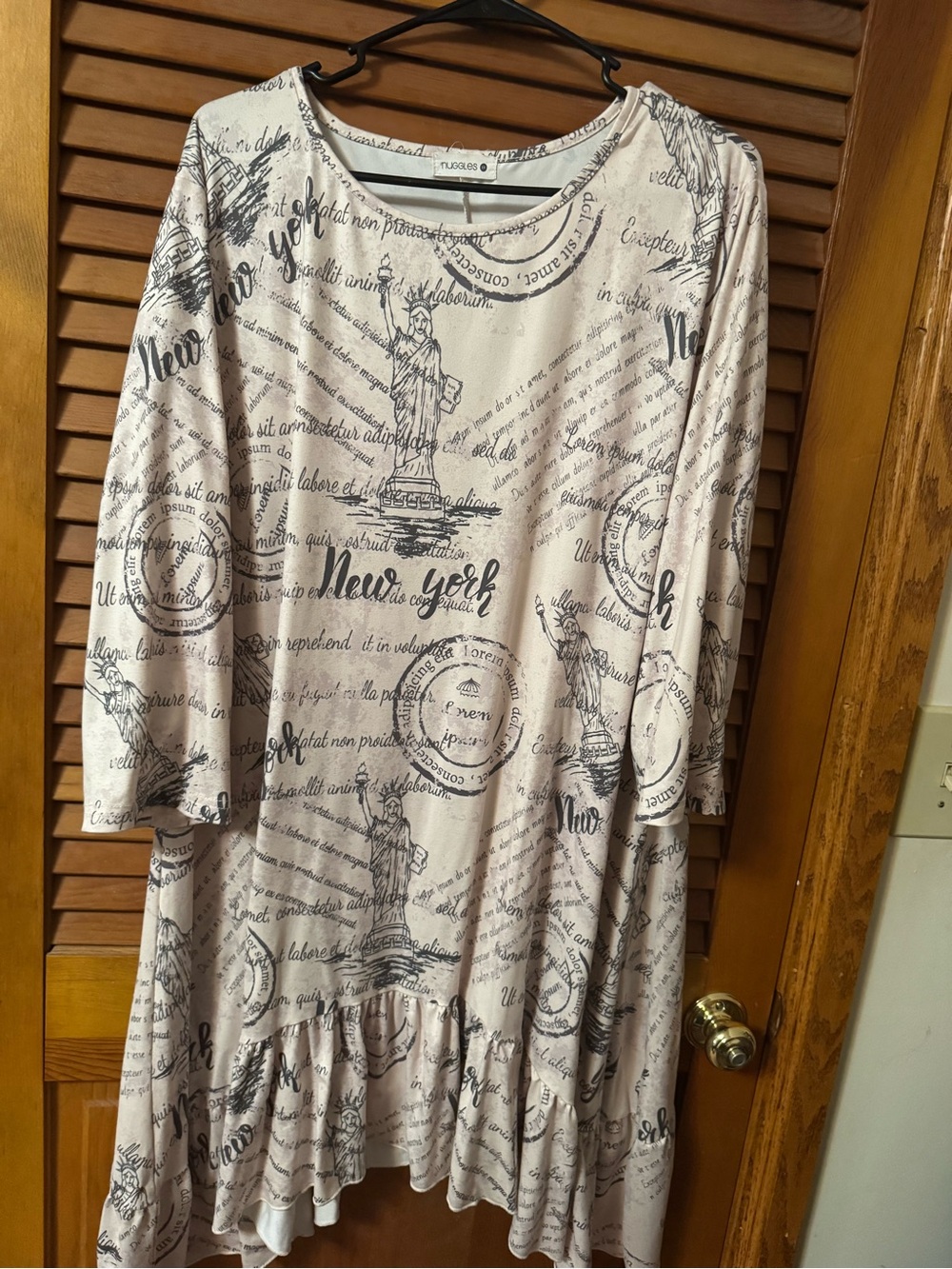 Nuggles Beige Tunic with New York Script & Statue Motif